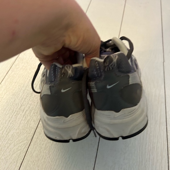 Nike air ladies 8.5 athletic shoes - Picture 3 of 7